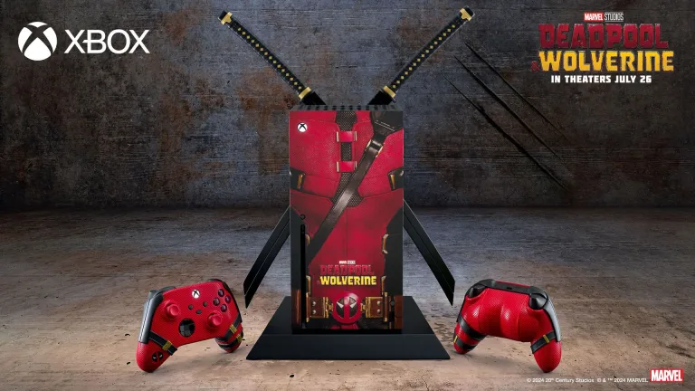 Xbox Series X personalizado inspirado em Deadpool e um suporte com versões de espuma das confiáveis ​​katanas de Deadpool, Bea e Arthur, e dois controles sem fio do Xbox - controle xbox do deadpool
