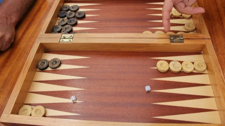 como jogar gamão